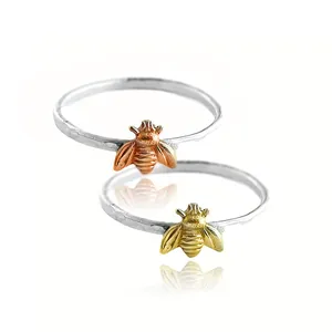 Zweifarbige Silberringe mit Hammerschlag und niedlichen Bienen in Rosé- und Gelbgold