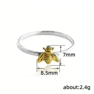 Nahaufnahme der Maße des zweifarbigen Bienenrings mit 7mm und 8,5mm Markierungen