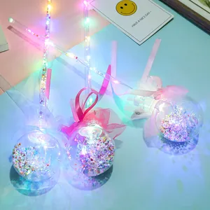 Vista dettagliata delle bacchette magiche a LED con sfere stellate colorate e nastri