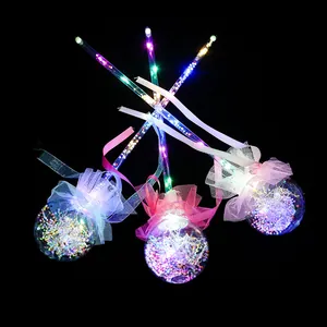 Dettaglio di bacchette magiche a LED luminose con stelle colorate in sfere trasparenti