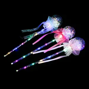 Bacchette magiche fatate a LED con nastri colorati e sfere stellate glitterate.