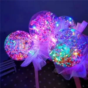 Primo piano della bacchetta magica a LED BoBo con sfere di schiuma colorate e pizzo