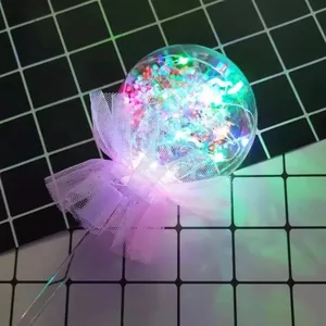Primo piano della bacchetta magica Bobo luminosa con fiocco in tulle rosa e luci