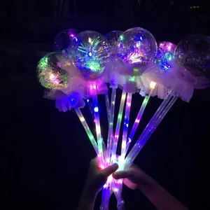Vista dettagliata di diverse bacchette magiche a LED con luci colorate nell'oscurità.