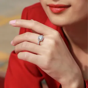 Eleganter Ring aus 925er Sterlingsilber mit Moissanit und quadratischem Halo-Design