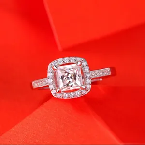 Eleganter Ring aus 925er Sterlingsilber mit Moissanit und quadratischem Halo-Design