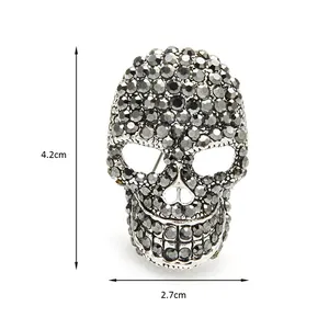 Vue détaillée de la broche tête de mort en strass style punk, dimensions 4,2 cm par 2,7 cm.