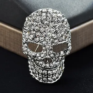 Détail d'une broche tête de mort en strass argenté avec incrustation de cristaux
