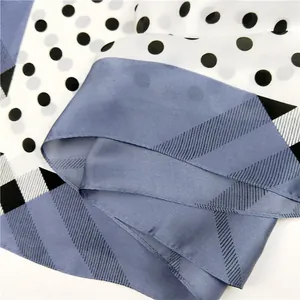Elegante blauwe zijden vierkante sjaal met stippen en strepen, chique mode-accessoire