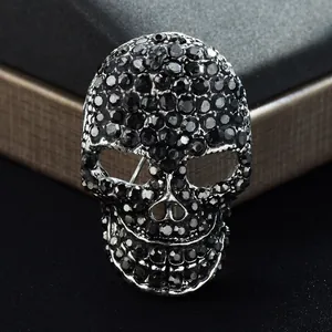Gros plan d'une broche tête de mort argentée ornée de strass noirs pour un style punk