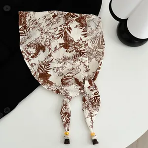 Detailansicht eines 70cm Satin-Halstuchs mit Blumendruck und Perlenquasten