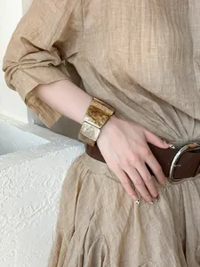 Vue détaillée d'un bracelet manchette en acrylique marbré vintage sur le poignet d'un mannequin
