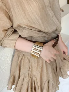 Gros plan d'un bracelet en acrylique épais avec texture marbrée sur le poignet