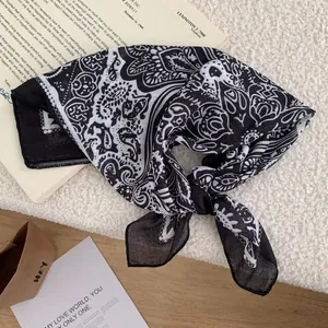 Elegantes schwarz-weißes Satin-Vierecktuch mit Paisley-Muster für den Hals.
