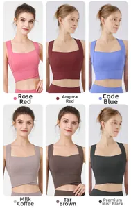 Display multicolore di reggiseni sportivi antiurto con spalline per yoga.