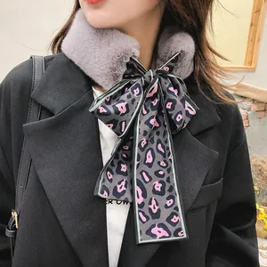 Écharpe à col en fausse fourrure douce avec un nœud papillon imprimé léopard rose pour femme