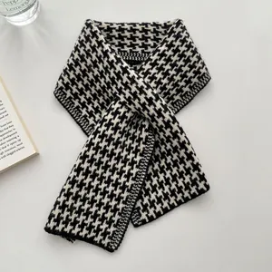 Klassischer schwarz-weißer gestrickter Halstuch mit Hahnentrittmuster für den Winter