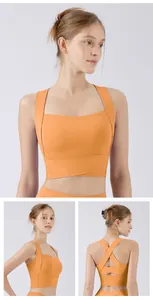 Vista dettagliata del reggiseno sportivo arancione con design incrociato sul retro