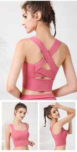 Vista multi-angolo dettagliata di un reggiseno sportivo rosa con incrocio sulla schiena