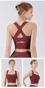 Dettagli di un reggiseno sportivo bordeaux con incrocio sulla schiena e spalline larghe