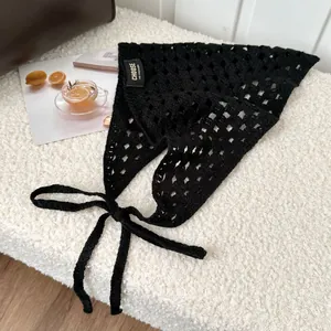 Detailansicht der aufwendigen Häkelstruktur dieses schwarzen Dreieck-Bandanas
