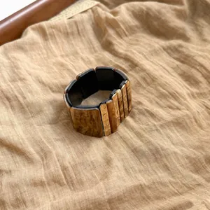 Détail des segments en acrylique écaille et métal doré martelé sur le bracelet élégant