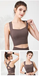 Dettaglio del reggiseno sportivo marrone con schiena incrociata e spalline larghe fitness