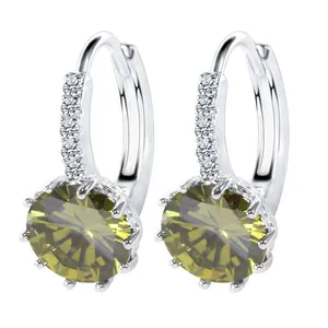 Eleganti orecchini a cerchio in argento con zircone verde oliva e piccoli cristalli chiari