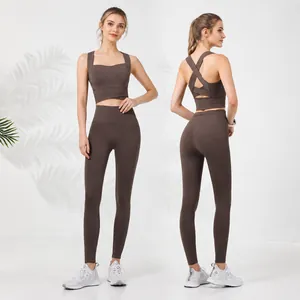 Set yoga due pezzi marrone cioccolato con reggiseno sportivo incrociato e legging a vita alta