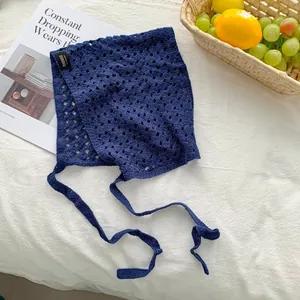 Marineblauer gehäkelter hohl aussehender Kopftuch mit Bindebändern im Boho-Stil.