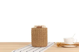 Minimalistische handgewebte Papiersacktasche mit elegantem Holzperlengriff für den Sommerurlaub