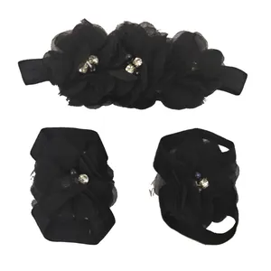 Vue détaillée du bandeau à fleurs en mousseline noire et de l'ensemble de fleurs de pieds