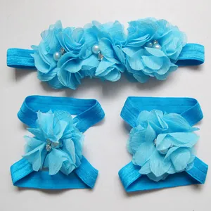 Vue détaillée de l'ensemble bandeau et fleurs de pieds en mousseline bleue pour bébés