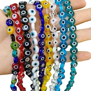 Gros plan de perles en verre œil grec colorées pour la fabrication de bijoux DIY
