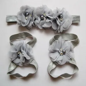Ensemble bandeau et sandales pieds nus en mousseline grise pour bébé avec perles et strass