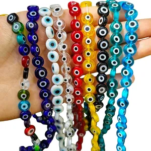 Gros plan détaillé de perles en verre œil grec plates et colorées pour bijoux DIY