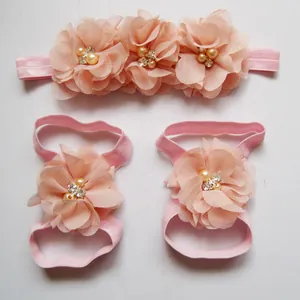 Ensemble bandeau et sandales pieds nus avec fleurs en mousseline rose pour bébés