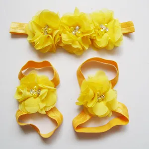 Détail d'un bandeau en mousseline jaune pour bébé et sandales pieds nus assorties