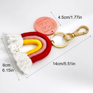 Detailweergave van macramé regenboog sleutelhanger met MAMA houten kraal.