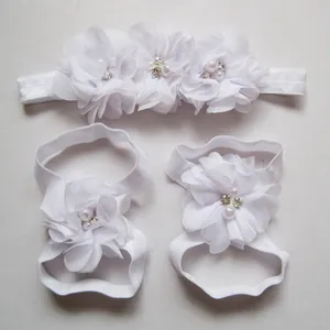 Détail de l'ensemble bandeau et sandales pieds nus en mousseline blanche