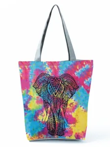 Ζωντανή τσάντα tie-dye με λεπτομερές μαύρο σχέδιο μάνταλα ελέφαντα σε λευκό φόντο.