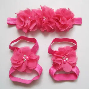 Détail d'un ensemble bandeau et sandales pieds nus en mousseline rose fait main pour bébé