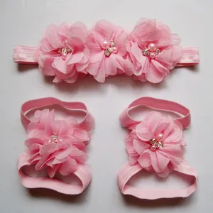 Ensemble bandeau et sandales pieds nus avec fleurs en mousseline rose pour bébés
