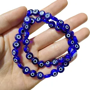 Vue détaillée de perles en verre œil grec bleu foncé pour la création de bijoux DIY