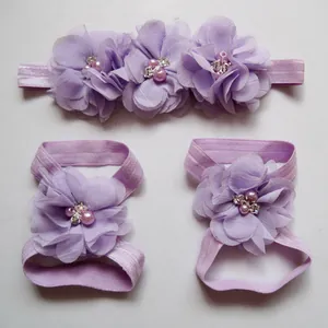 Détail d'un ensemble bandeau et sandales pieds nus pour bébé avec fleurs en mousseline