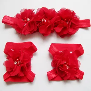 Détail de l'ensemble bandeau et sandales aux pieds nus en fleurs de mousseline rouge pour bébé