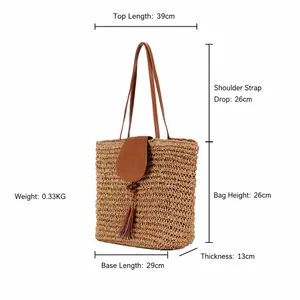 Maßangaben für Stroh-Schultertasche mit Längenmessungen oben und unten