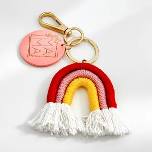 Close-up van regenboog macramé sleutelhanger met gegraveerde MAMA houten schijf