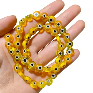 Détail macro de perles en verre jaune translucide avec œil de protection DIY