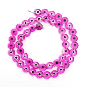 Vue détaillée de perles en verre œil de démon rose pour la création de bijoux DIY